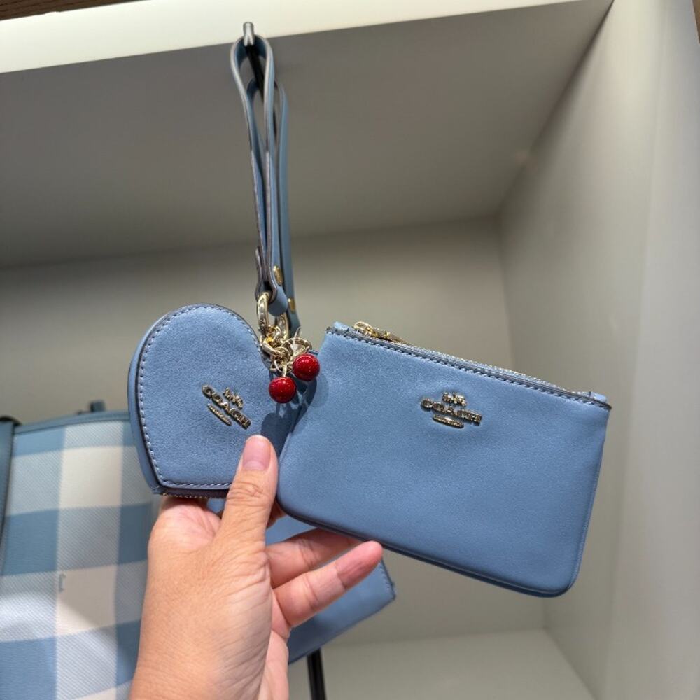 Coach Wristlet And Heart Pouch With Charm CEO33 smooth leather/Gold/Light Blue
